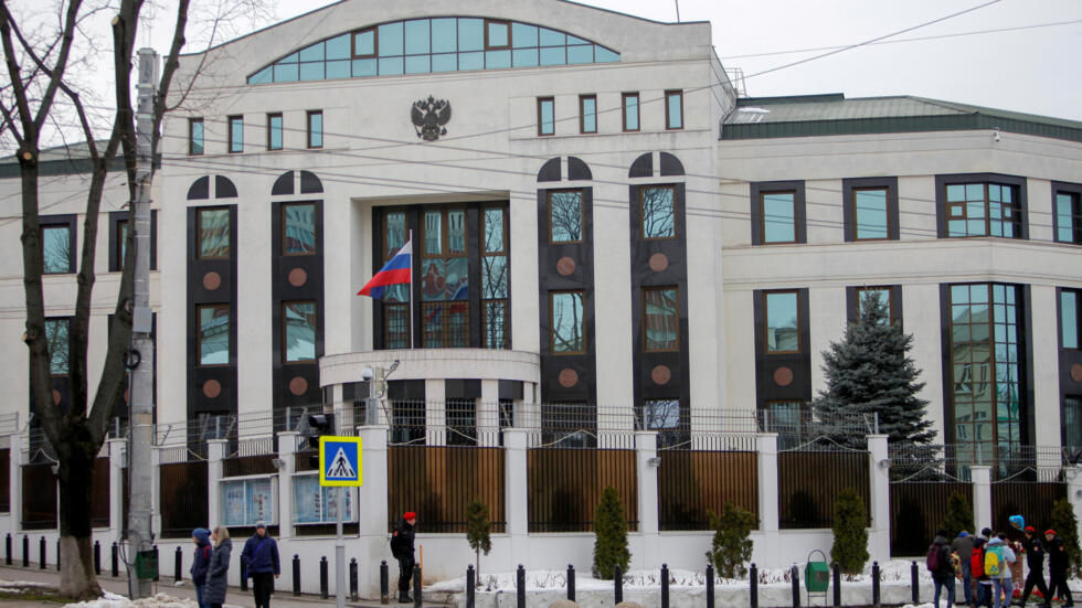 Молдова высылает сотрудника посольства РФ из-за открытия участков в Приднестровье.