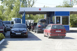 Poliţiştii români de frontieră au descoperit 737 monede aniversare, ascunse în căptuşeala bagajului unui cetăţean din Moldova. Foto: trm.md