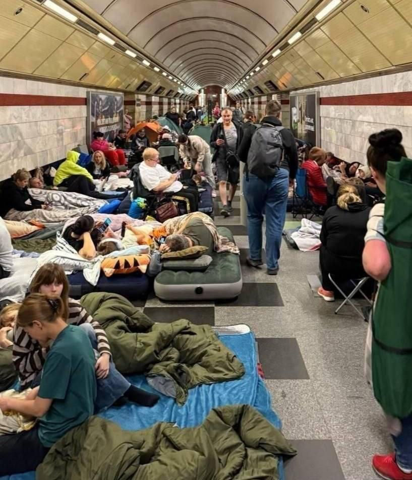 В Киеве люди прячутся в метро из-за ракетных ударов России.
