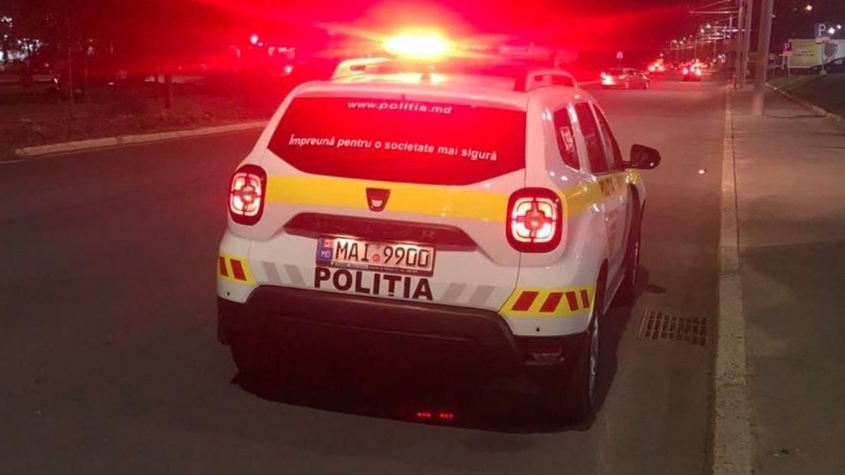 Cinci tineri au snopit în bătaie un polițist în curtea unui bloc de locuințe din sectorul Ciocana.