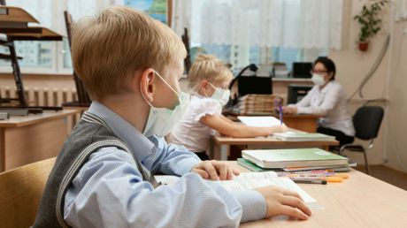 Тех, у кого выявляют симптомы простуды, отправляют домой.