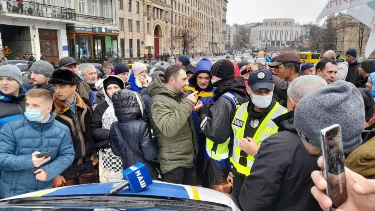 Противники вакцинации перекрывают улицы в центре Киева.