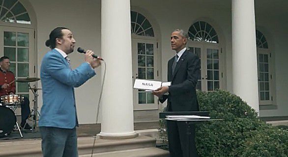 Barack Obama a fost el însuşi starul unui show ad-hoc şi l-a ajutat pe liderul grupului Hamilton să facă o demonstraţie live de rap.