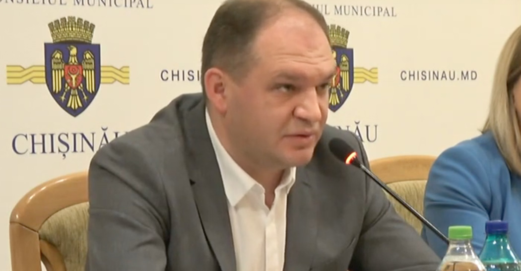 Чебан обязал застройщика восстановить снесенную им детскую площадку.