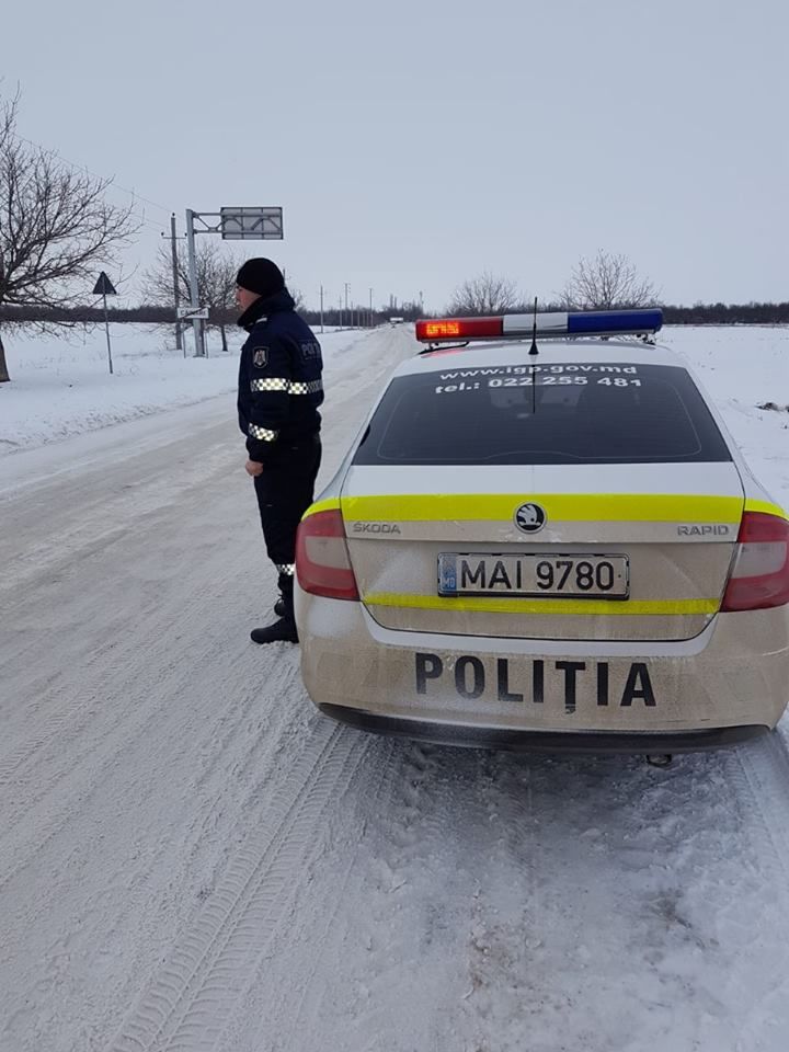 Движение на дорогах страны осуществляется в зимних условиях.