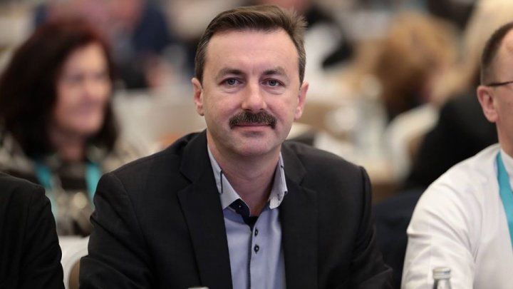 Спортсмены говорят, что будучи председателем федерации Смынтынэ продвигал чуждые ей интересы. 