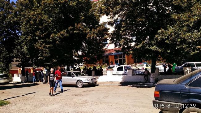Двойное убийство в Сороках: десятки людей собрались у здания суда