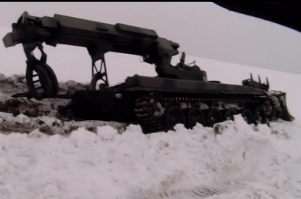 Până și blindata trimisă de Armata Națională pentru a deszăpezi drumurile s-a împotmolit în nămeți și a ajuns într-un șant. 
