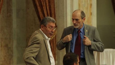 Primii care au reacţionat la propunerea liberalilor au fost parlamentarii comunişti. 