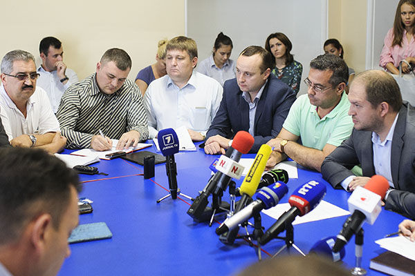 Discuţii aprinse între reprezentanţii celor trei structuri au avut loc şi în cadrul emisiunii „Moldova în direct”.