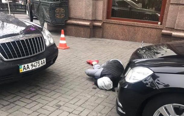 Медики искусственно поддерживали сердечный ритм, он был неконтактный. 