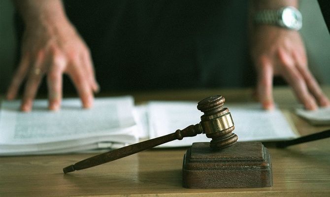 Член союза Октавиан Казак считает необоснованными привилегии, чтобы без конкурса можно было стать адвокатами. 