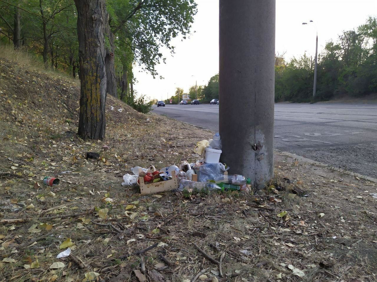 На улицах после протеста фермеров осталось много мусора.