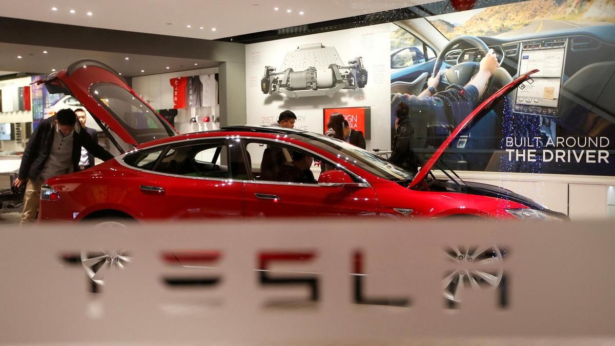 В США попавший в ДТП на автомобиле Tesla водитель подал на компанию в суд.