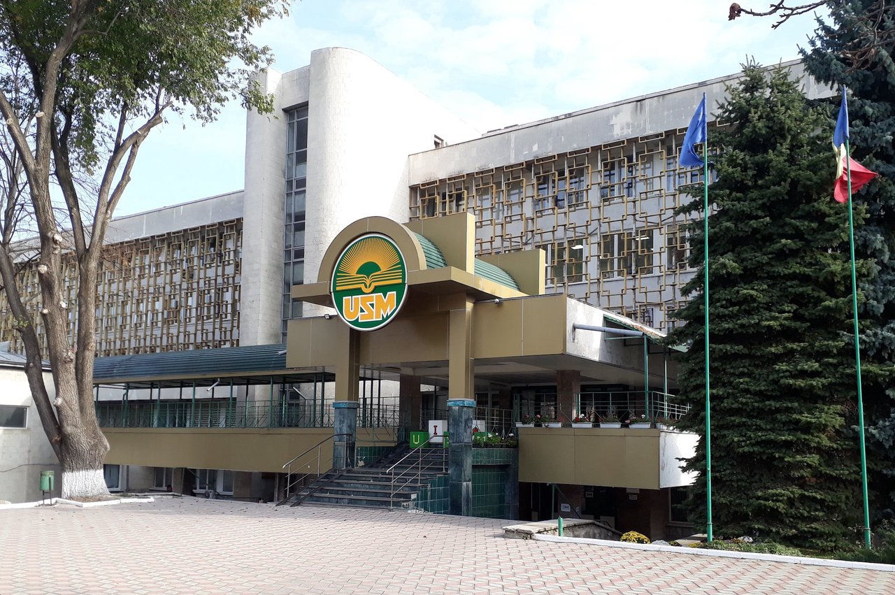 Un profesor de la USM, acuzat de hărțuire și luare de mită.