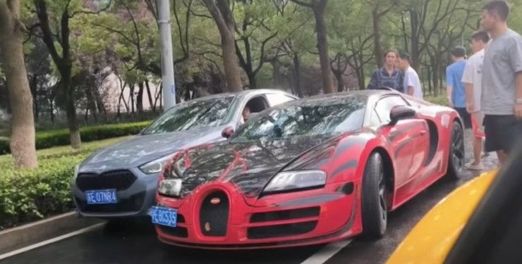 В Китае водители Bugatti и BMW устроили агрессивное ДТП.