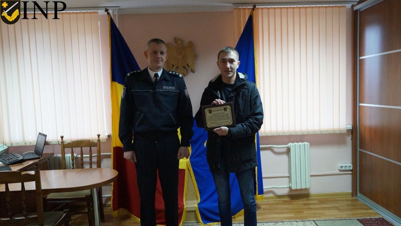 Глава НИП наградил прохожего за проявленную отвагу.
