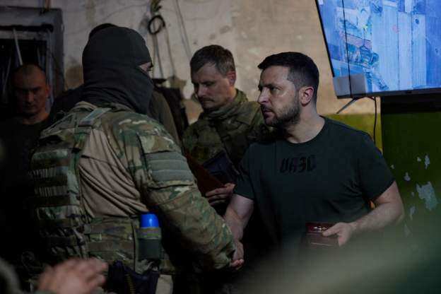 Президент Украины Владимир Зеленский посетил позиции ВСУ в районе Бахмута и Лисичанска.