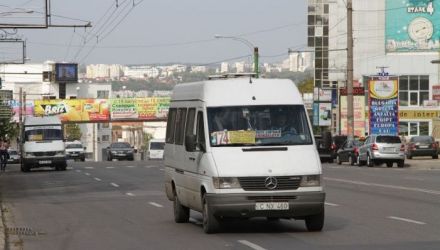 Greva din această dimineaţă a mai multor linii de maxi-taxi din capitală a stârnit reacţii 