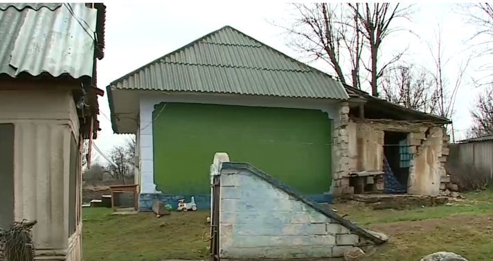В Окницком районе похоронили девочку, упавшую с козырька подвала.