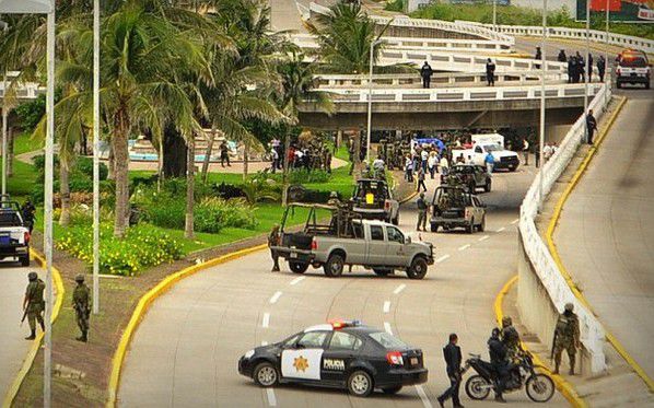 Cadavrele a nouă bărbați și două femei au fost descoperite de polițiștii mexicani într-un camion declarat furat în Veracruz.