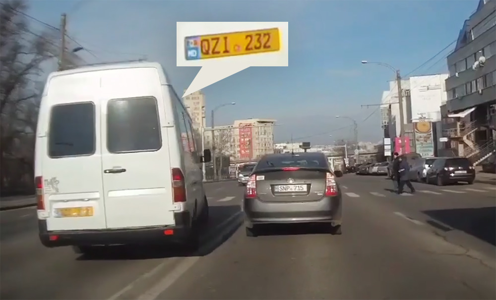 Водитель  столичной маршрутки, подрезав авто, проехал по зебре на встречке. Фото: Point.md