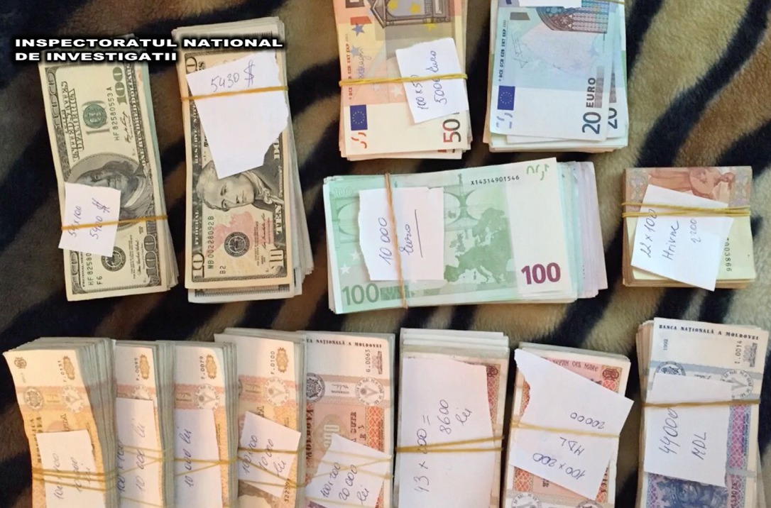 Фигурантами по делу проходят 14 человек, в том числе сотрудник Налоговой инспекции.