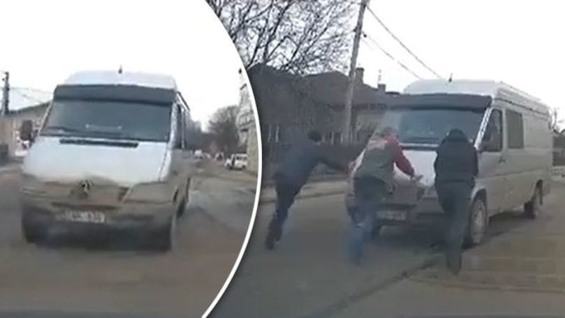 В Бельцах микроавтобус, в котором не было водителя, скатился по дороге.