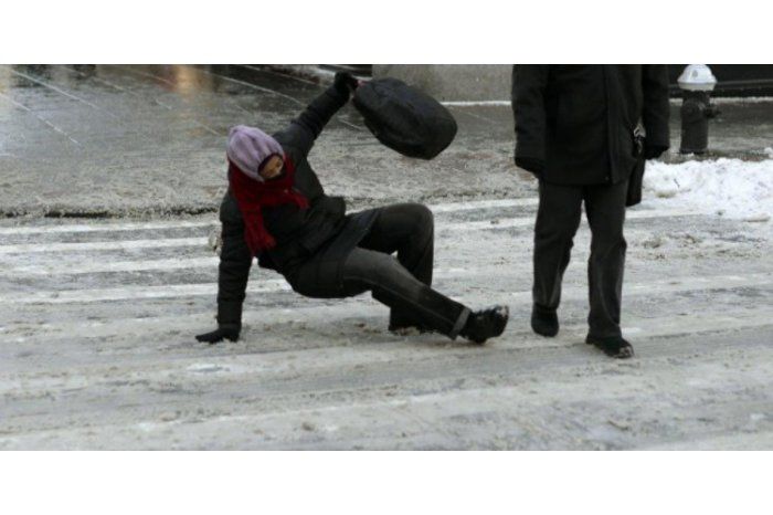 Peste 100 de persoane au fost victime ale gheţuşului din weekend. Foto: Molpres