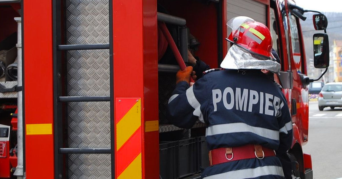 Trei copii, evacuați de pompieri în urma unui incendiu într-un apartament din Chișinău.