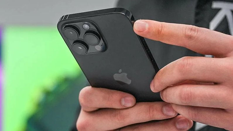 Apple в новой версии iOS для iPhone перенесет кнопку завершения вызова. 