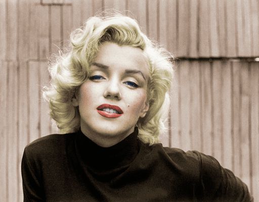 Actriţa Marilyn Monroe, sex-simbol al anilor '50, a murit în 1962, iar cauza oficială a decesul este supradoza de somnifere.