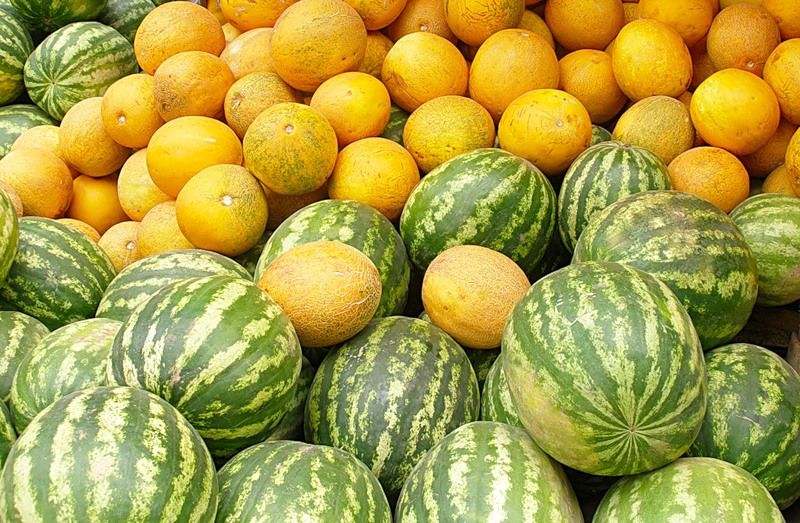 В продаже появились первые молдавские арбузы и дыни.