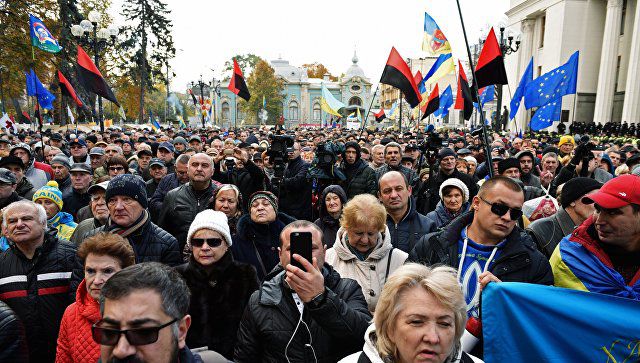 Несколько десятков человек продолжают акцию протеста у Рады в Киеве.