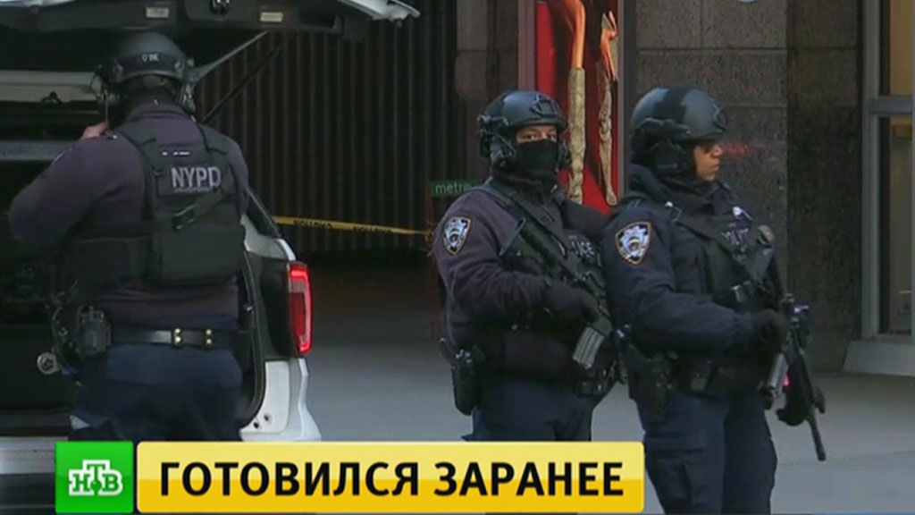 Сотрудники ФБР уже провели обыски в доме преступника. 