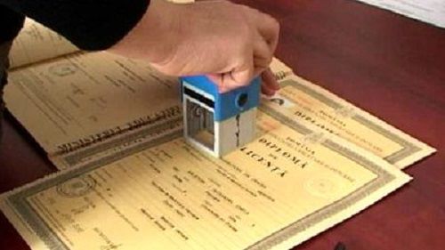 Angajata de la Educație-eliberată, iar cei 3 intermediari, plasați în arest la domiciliu. Foto: Unirea FM
