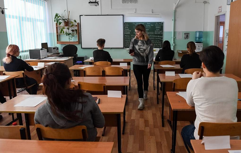 Выпускные экзамены в России перенесли из-за пандемии.