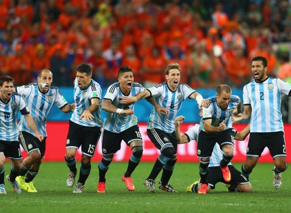 Argentina castiga cu 4-2 meciul cu Olanda, dupa loviturile de departajare, si va juca finala de duminica cu Germania.