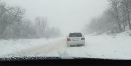 По данным властей, все дороги страны доступны для транспорта.