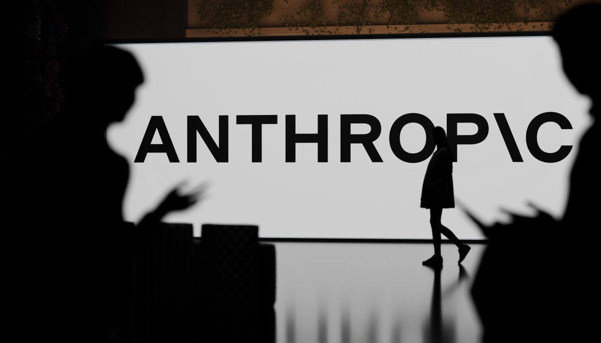 Сооснователь Anthropic заявил о массовом вытеснении людей ИИ.