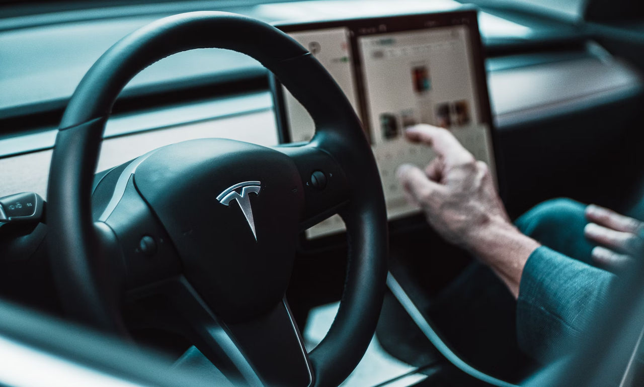 Tesla отзывает более 125 тысяч авто из-за проблем с ремнями безопасности.