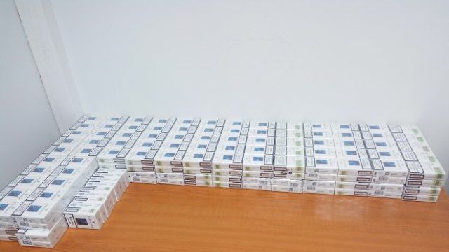 Партия из 300 пачек незадекларированных сигарет была задержана таможенниками в столичном аэропорту. Фото: customs.gov.md