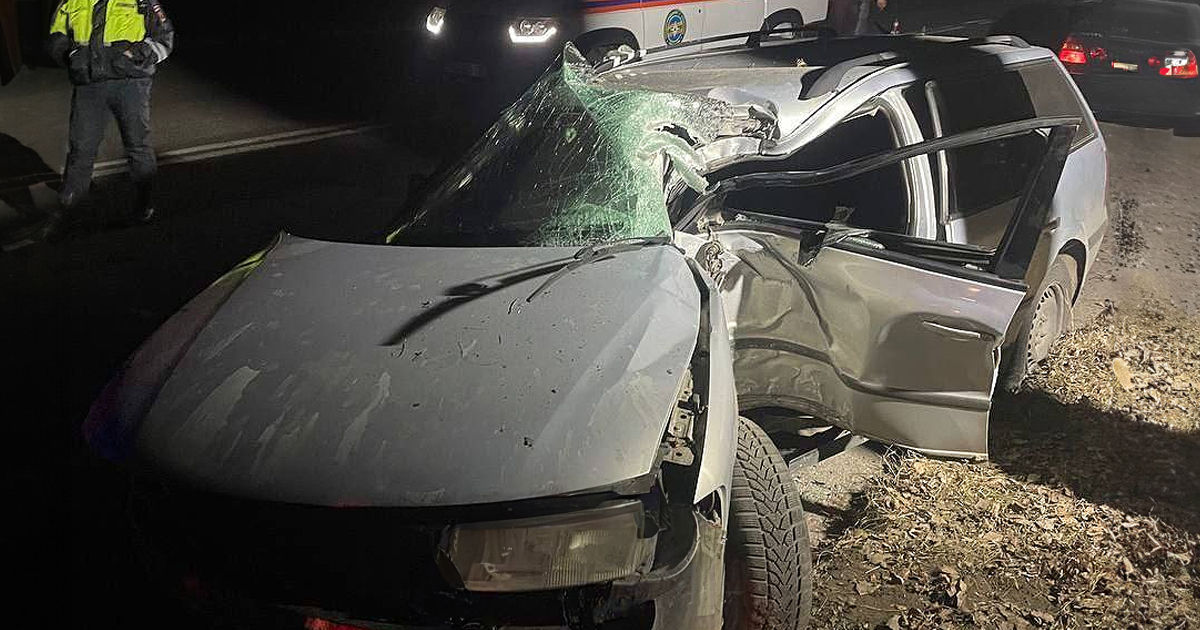 Un șofer a rămas blocat în mașină în urma unui accident la Tiraspol.