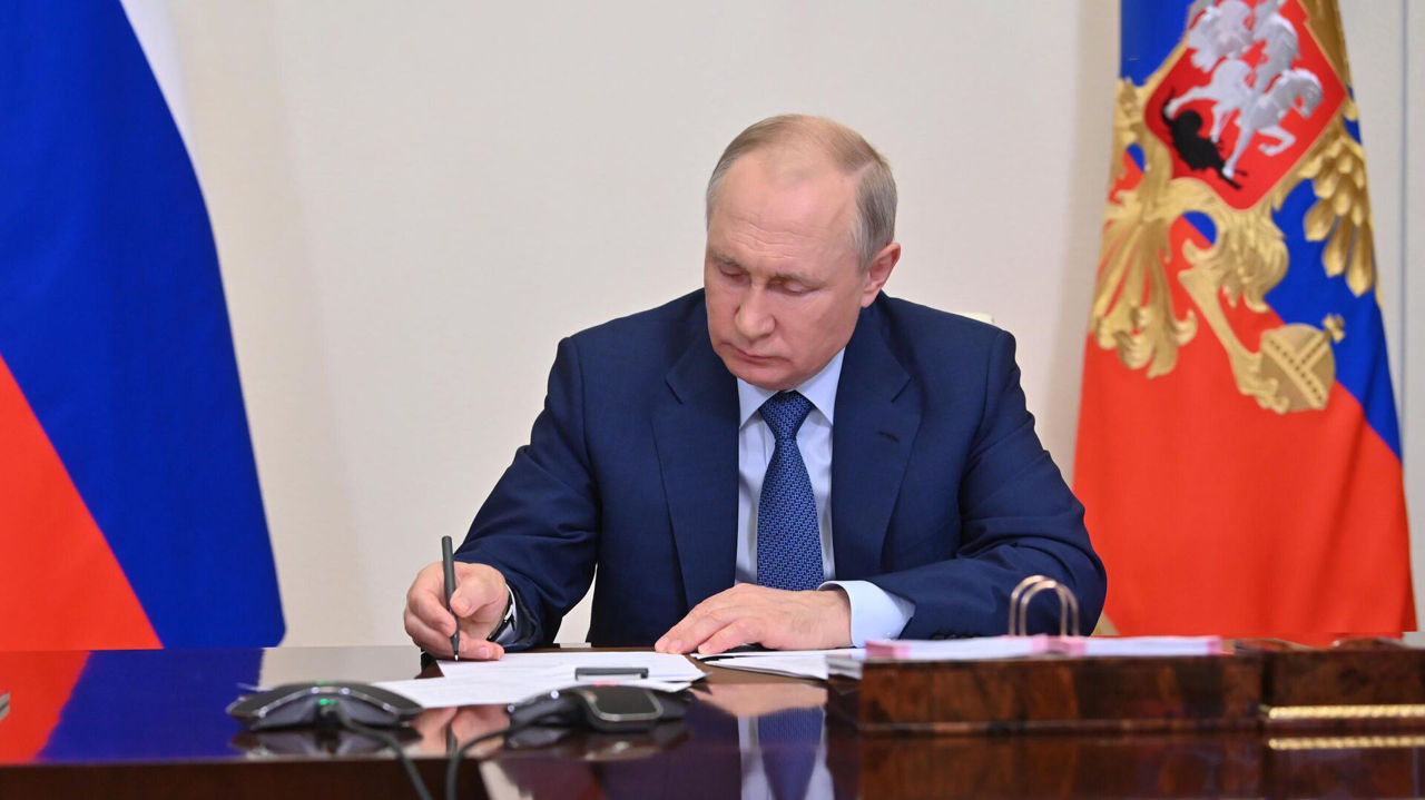 Путин подписал указ о выплатах госдолга в рублях.