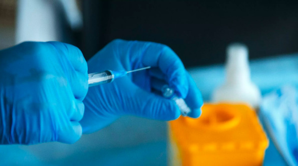 Врачи рассказали об аллергических реакциях на вакцины от COVID-19.