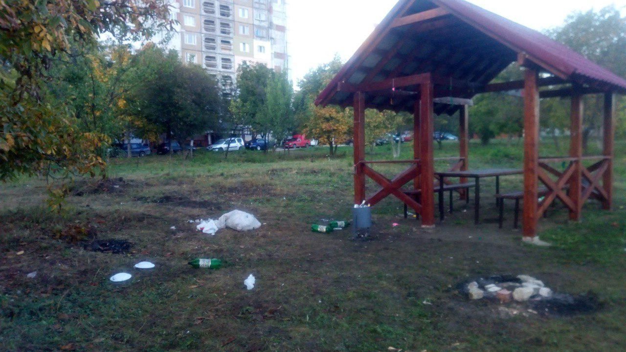 В Бельцах любители отдыха на природе оставили после себя кучи мусора.