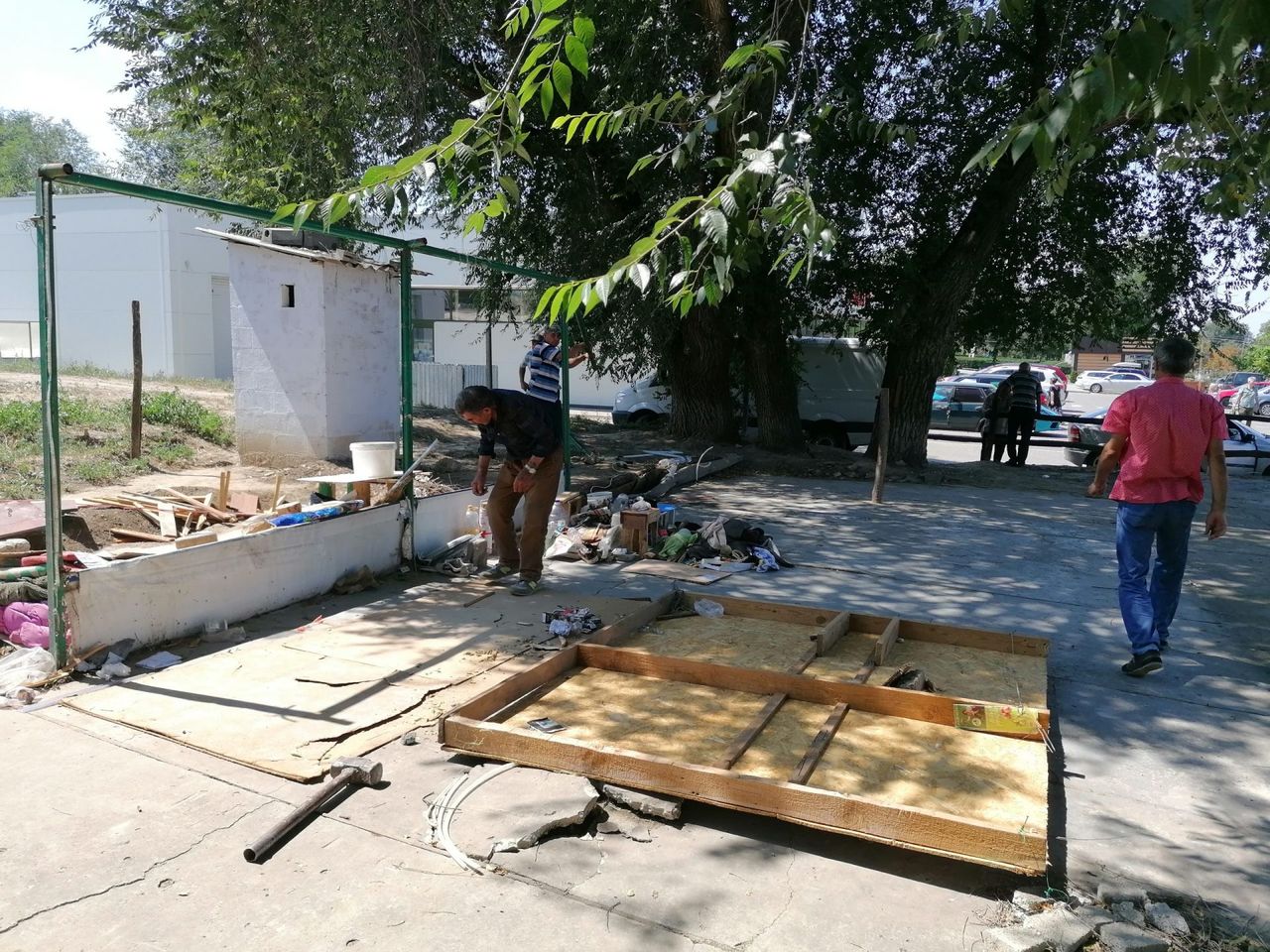 «Жилище» бездомного в центре Тараклии разобрали.