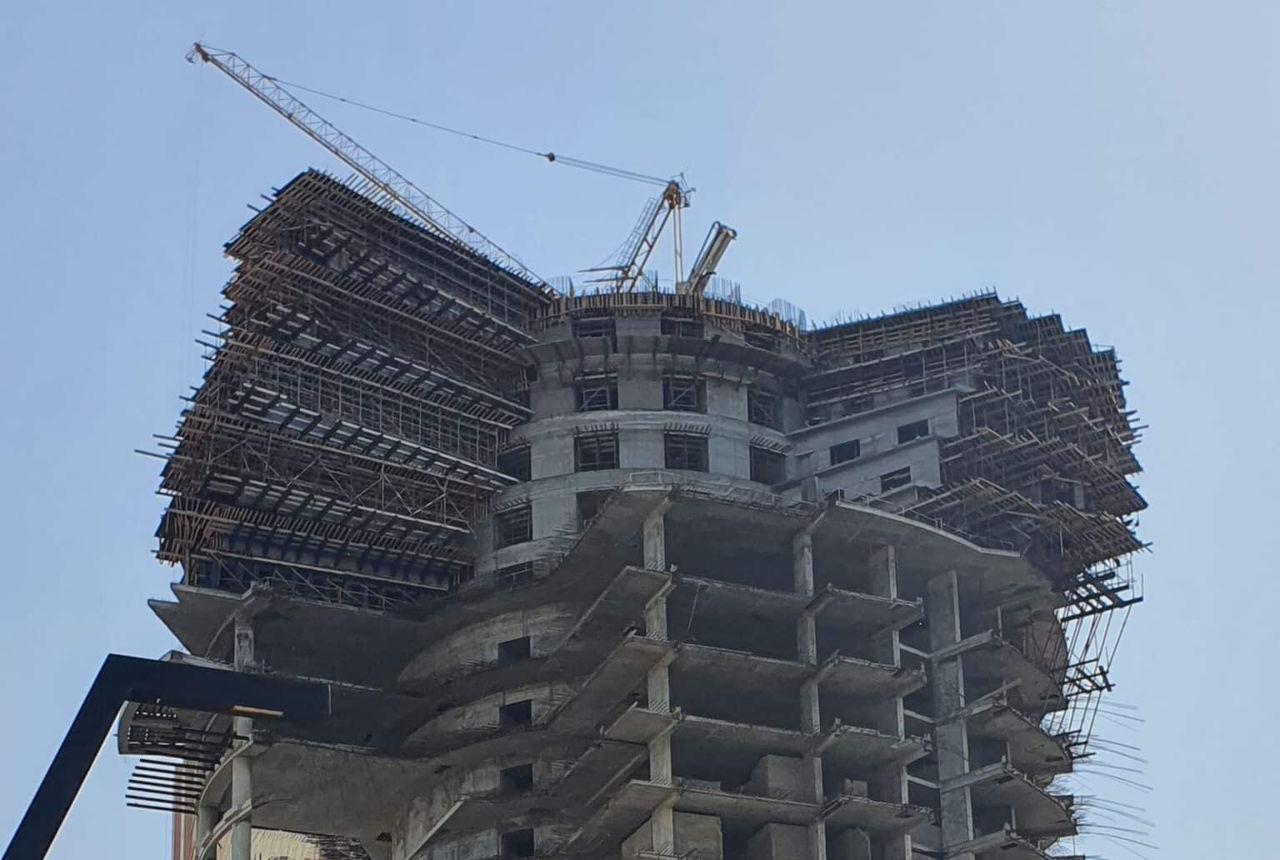 В социальной сети X появились фотографии со стройки «Алмазной башни».
