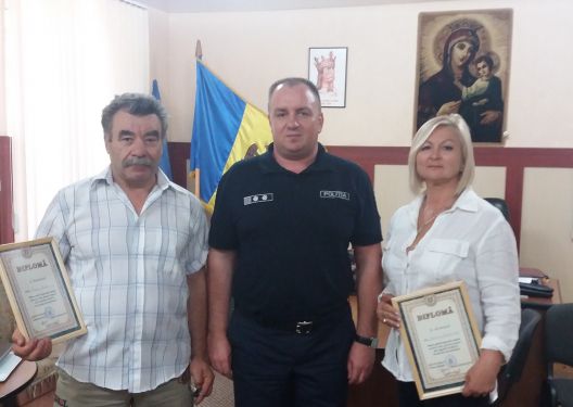 За активную гражданскую позицию жители Яловень получили от главы инспектората полиции благодарственные грамоты. Фото: politia.md.