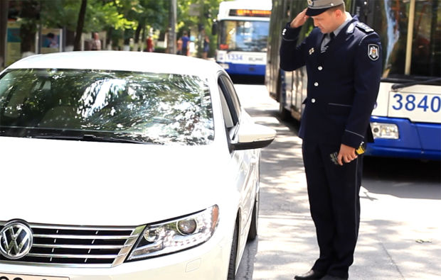 Ofițerii SPIA adresează conducătorilor auto câteva întrebări și le explică care este modalitatea de a denunța un act de corupție. Foto: realitatea.md